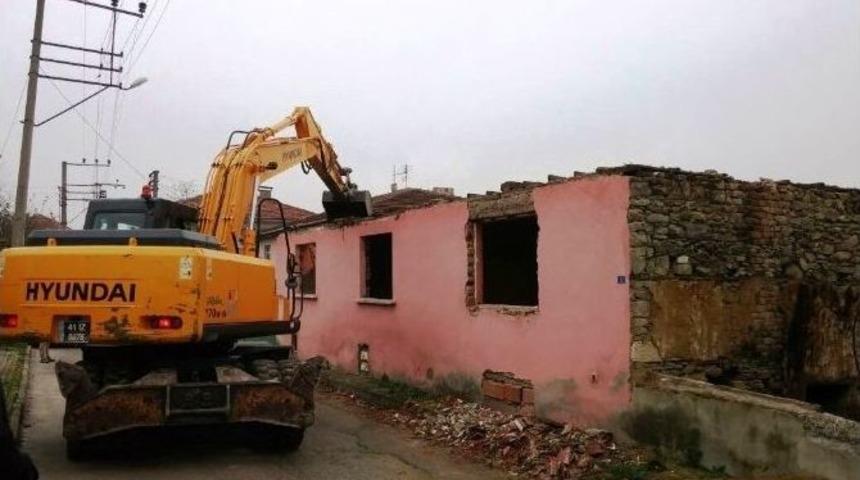 İzmit&rsquo;te Ağır Hasarlı Yapılar Yıkılıyor