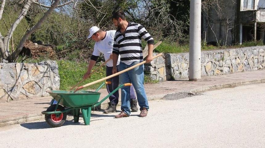 Belediye Ekipleri Ayazlı Mahallesi Sokaklarını K&ouml;şe Bucak Temizleniyor