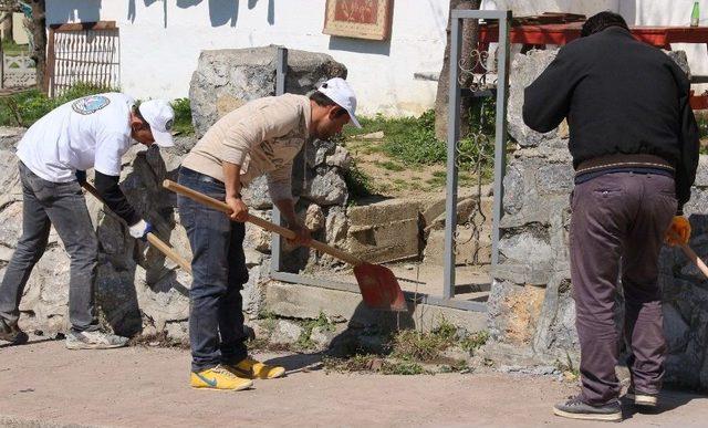 Belediye Ekipleri Ayazlı Mahallesi Sokaklarını Köşe Bucak Temizleniyor