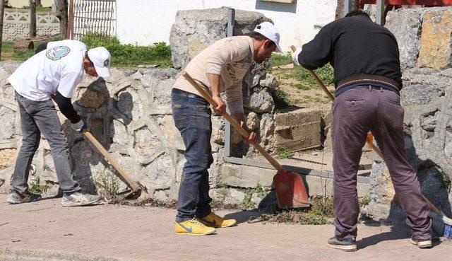 Belediye Ekipleri Ayazlı Mahallesi Sokaklarını Köşe Bucak Temizleniyor