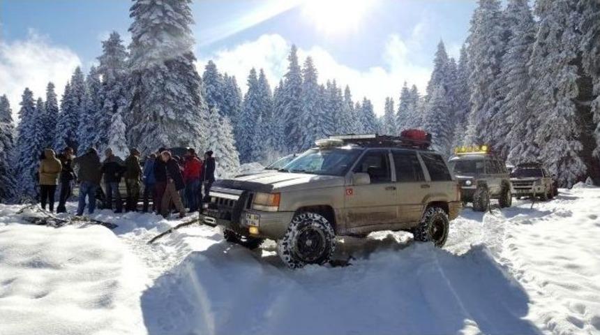 Karda Mahsur Kalan 3 Kişi Kardoof Tarafından Kurtarıldı