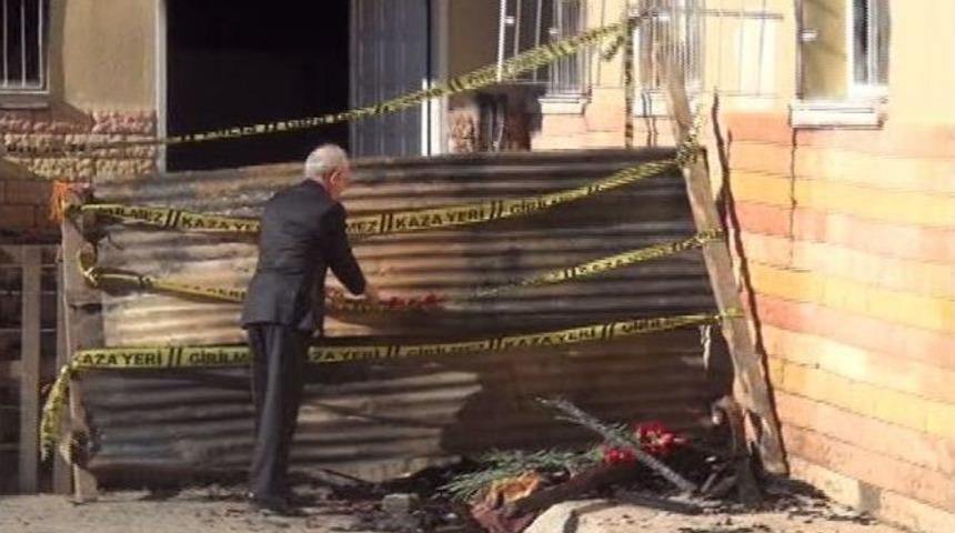 Kılı&ccedil;daroğlu, 12 Kişinin Hayatını Kaybettiği Yurda Karanfil Bıraktı