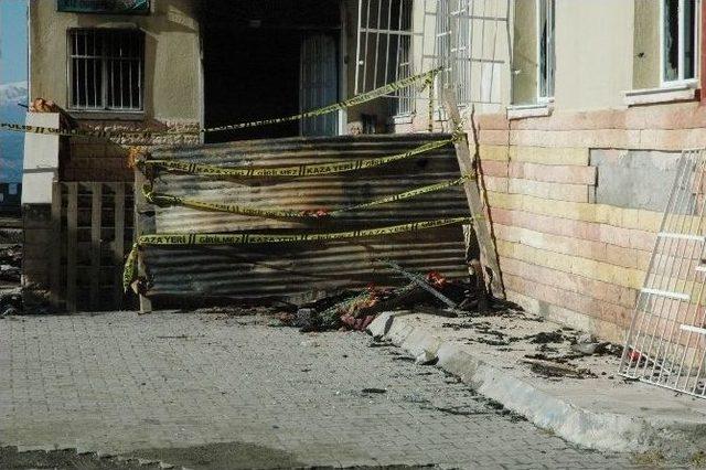 Kılıçdaroğlu, 12 Kişinin Hayatını Kaybettiği Yurda Karanfil Bıraktı 1