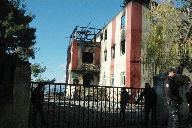 Kılıçdaroğlu, 12 Kişinin Hayatını Kaybettiği Yurda Karanfil Bıraktı 2