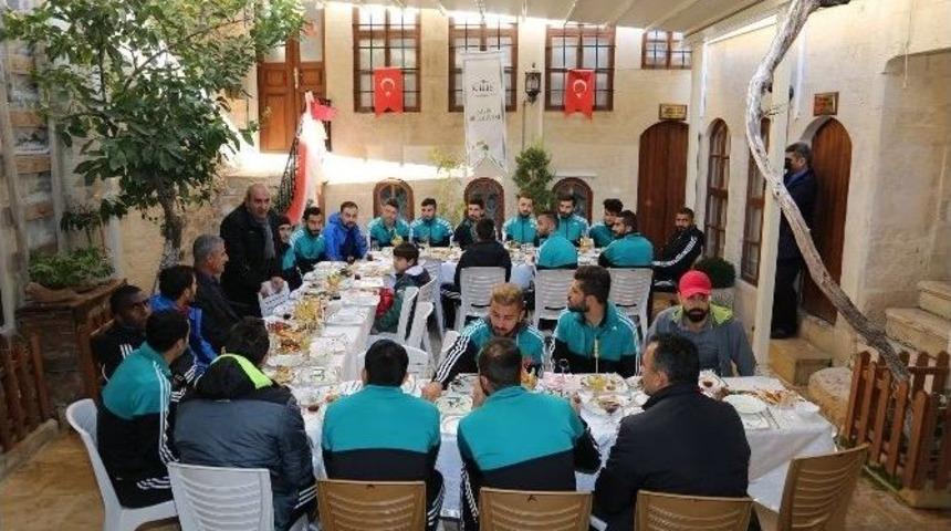 Başkan Kara, Kilis Belediyesporlu Futbolculara Kahvaltı Verdi