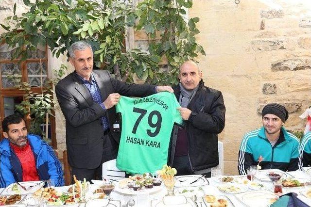 Başkan Kara, Kilis Belediyesporlu Futbolculara Kahvaltı Verdi 1