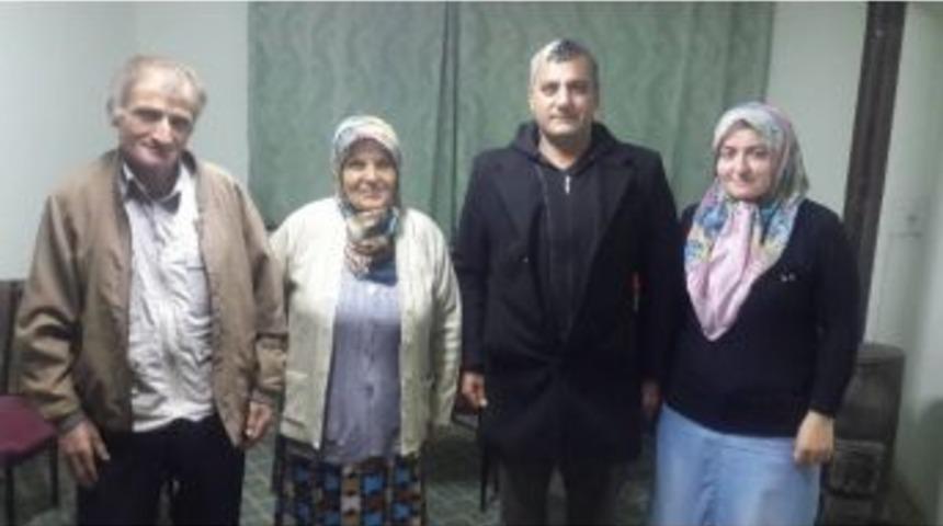 Muhtar Ve Aza Eşlerinden &Ouml;rnek Davranış
