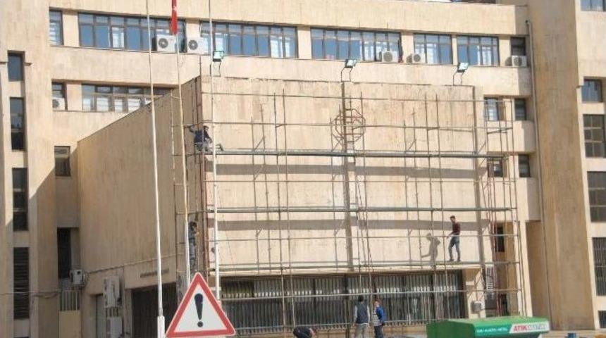 Diyarbakır B&uuml;y&uuml;kşehir Belediyesi Binasındaki T&uuml;rk&ccedil;e Ve K&uuml;rt&ccedil;e Yazılar Kaldırıldı