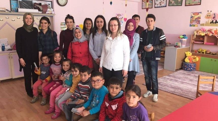 Topladıkları Kırtasiye Malzemelerini K&ouml;y Okullarına Dağıttılar