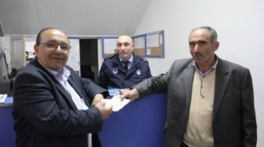 Yolda Bulduğu Parayı Sahibine Teslim Etti