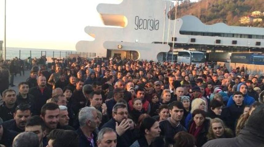 Sarp Sınır Kapısı&rsquo;Ndaki Tampon B&ouml;lgede 4 Saatlik Eziyet