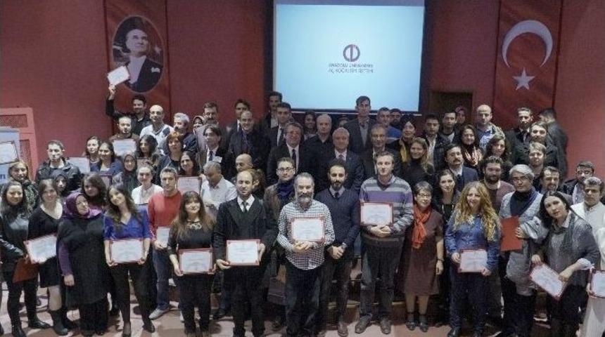 Başarılı &Ouml;ğrenciler Belgelerini Anadolu &Uuml;niversitesi Rekt&ouml;r&uuml; G&uuml;ndoğan&rsquo;dan Aldı