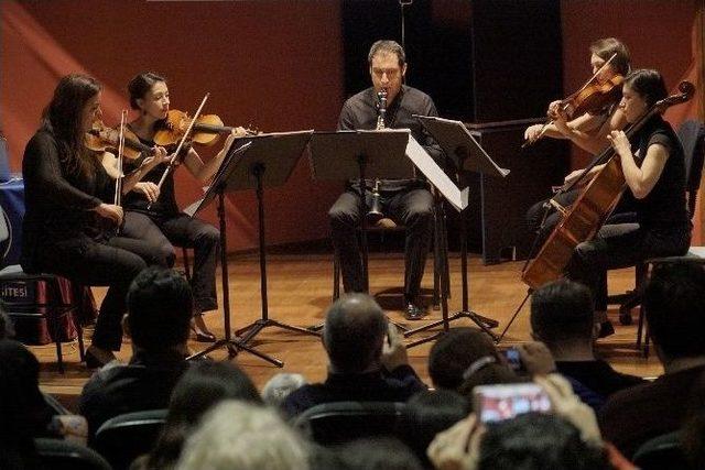 Başarılı Öğrenciler Belgelerini Anadolu Üniversitesi Rektörü Gündoğan’dan Aldı