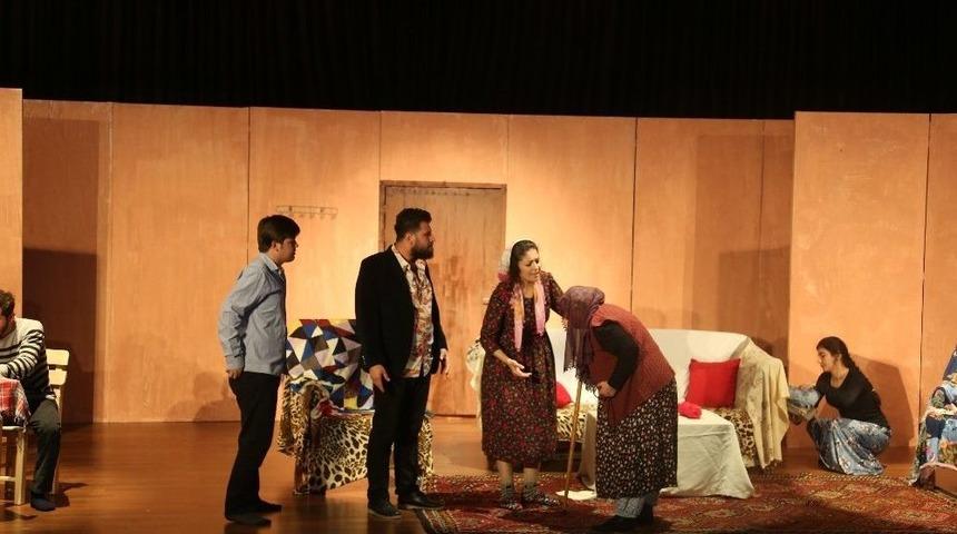 Erdemli Tiyatroyu Sevdi