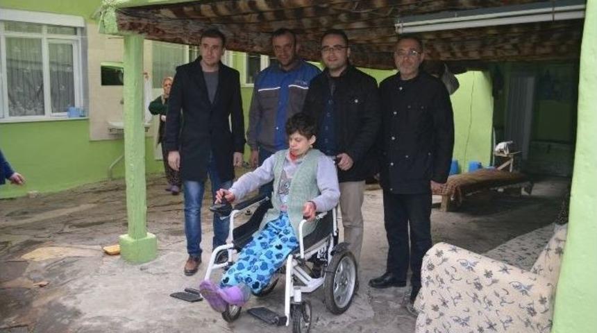 Kula Ak Parti&rsquo;den Engelliler G&uuml;n&uuml;&rsquo;nde Anlamlı Hediye