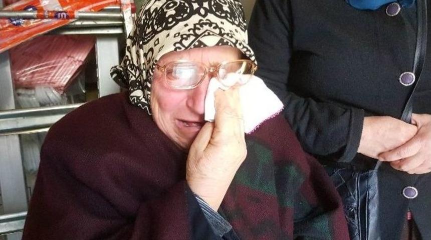 Yaşlı Kadının Mağaza A&ccedil;ılışındaki İzdihamda Emekli Maaşını &Ccedil;aldılar