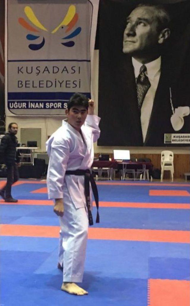 Karate Şampiyonası Açılışında Engelli Yiğit'ten Gösteri