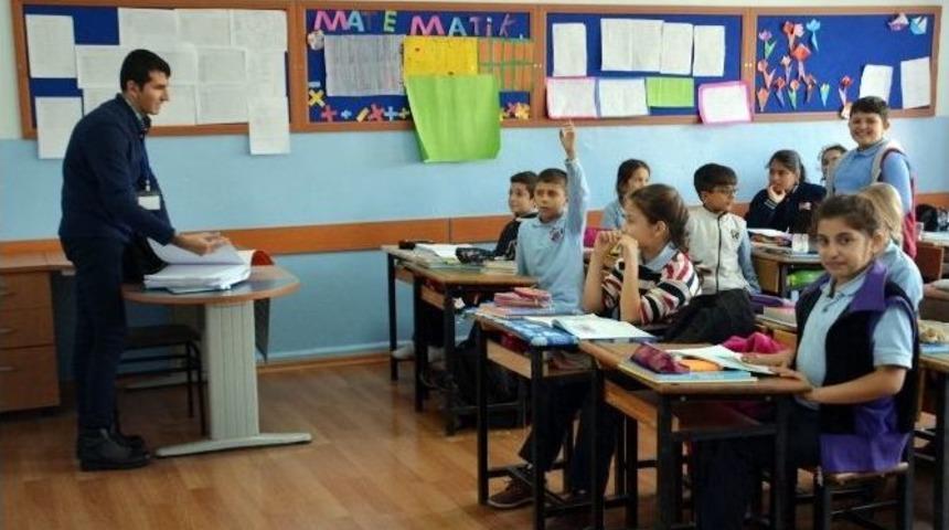 Memur Anne Ve Babasını Azarladı, &rsquo;engel&rsquo; Tanımadı &Ouml;ğretmen Oldu