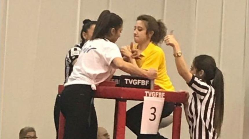 &Uuml;niversite &Ouml;ğrencileri Bilek G&uuml;reşi Şampiyonasından Dereceyle D&ouml;nd&uuml;