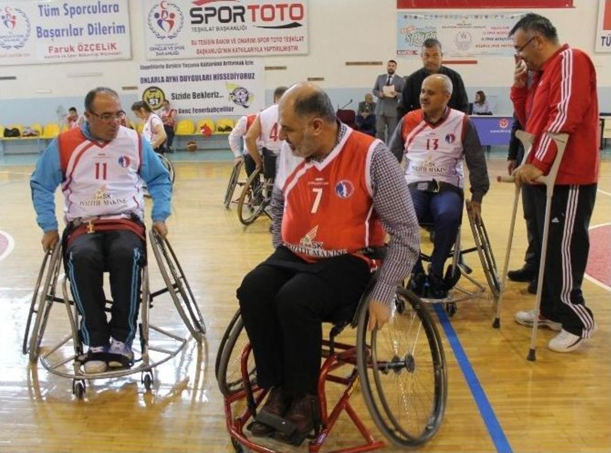 Niğde Protokol&uuml; Tekerlekli Sandalye İle Ma&ccedil; Yaptı