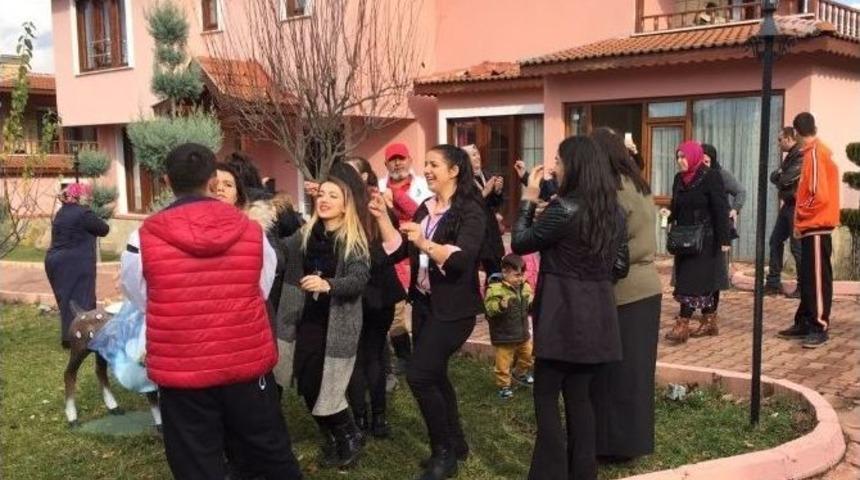 Engelliler G&ouml;bek Attı, Fidan Dikti