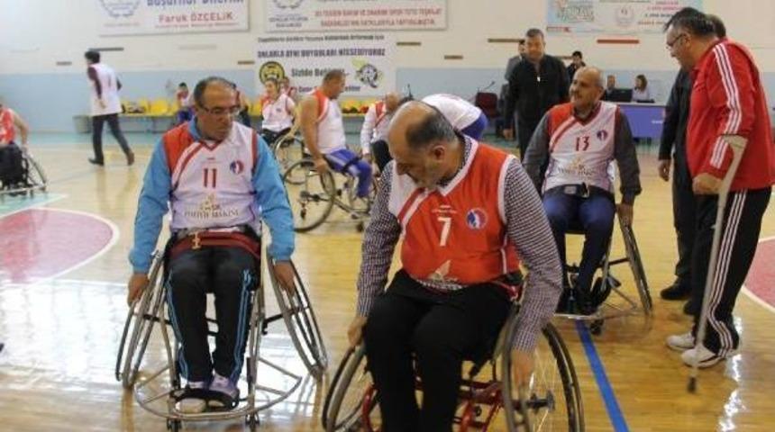 Vali Ve Milletvekili Tekerlekli Sandalyede Engellilerle Basketbol Oynadı