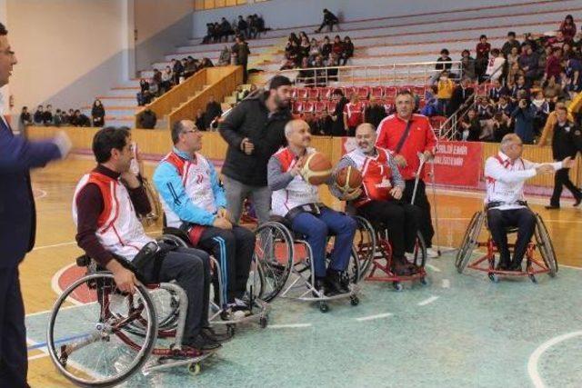 Vali Ve Milletvekili Tekerlekli Sandalyede Engellilerle Basketbol Oynadı