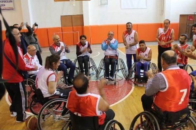 Vali Ve Milletvekili Tekerlekli Sandalyede Engellilerle Basketbol Oynadı