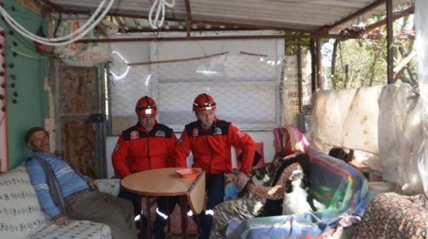 Ağa&ccedil;ta Mahsur Kalan Kediyi Itfaiye Kurtardı