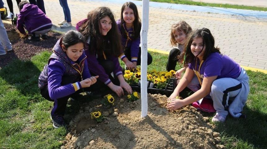 Nilüfer Çocukların Elleriyle Çiçek Açtı