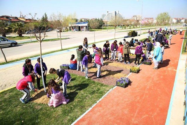 Nilüfer Çocukların Elleriyle Çiçek Açtı