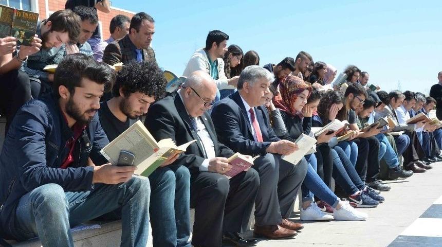Adıyaman &Uuml;niversitesinde Kitap Okuma Etkinliği