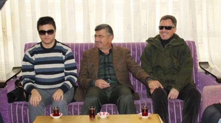 Başkan Akdoğan G&ouml;rme Engellilere Baston Dağıttı