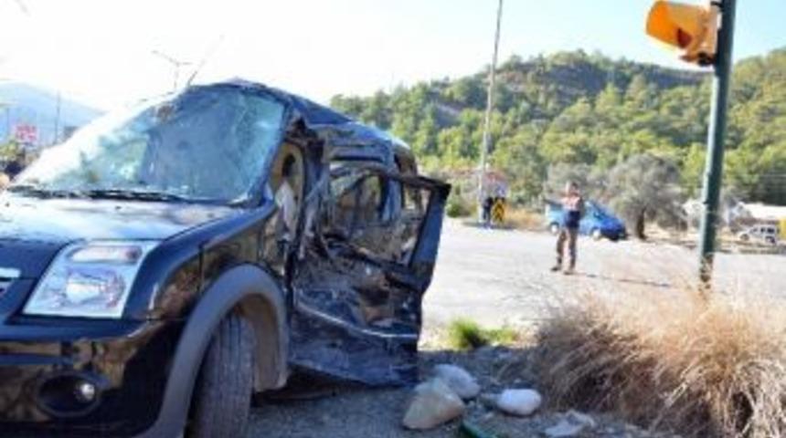 G&ouml;cek&rsquo;te Kamyonla Otomobil &Ccedil;arpıştı; 1 Yaralı