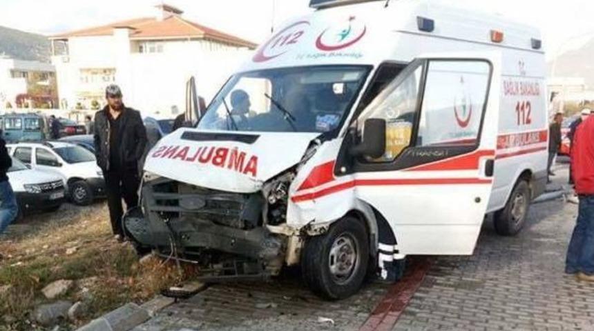 Ambulansla Otomobil &Ccedil;arpıştı: 4 Yaralı