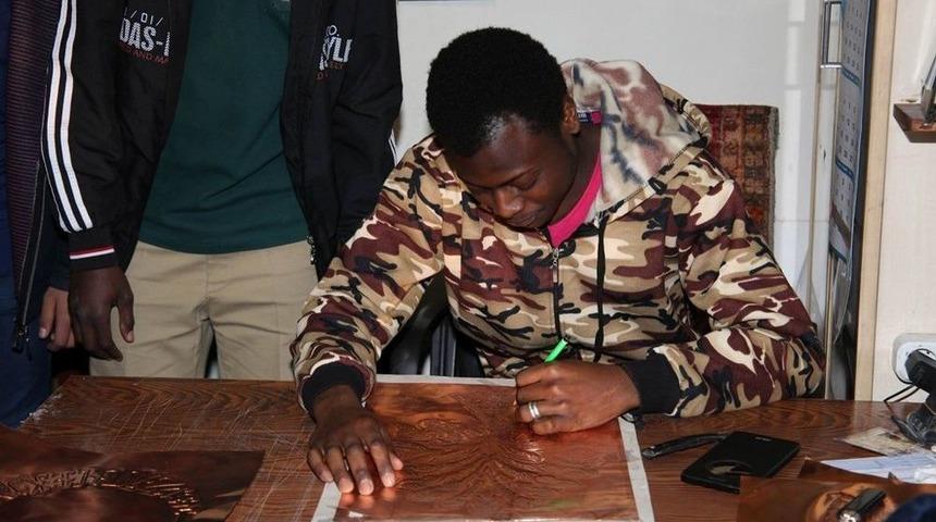 15 Temmuz Şehitler R&ouml;lyefini Yabancı &Ouml;ğrenciler İşliyor