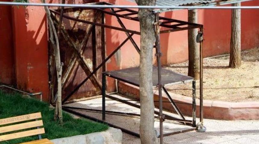 Cami Bah&ccedil;esinde Devrilen Iskelenin Altında Kalan &Ccedil;ocuk &Ouml;ld&uuml;