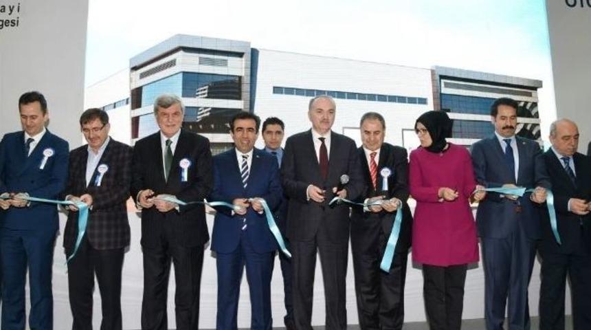 Bakan &Ouml;zl&uuml; Otomotiv Test Merkezinin A&ccedil;ılışına Katıldı