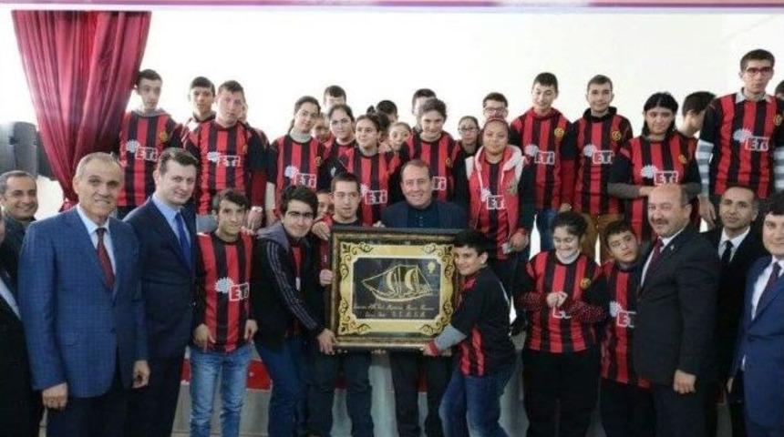 Ak Parti&rsquo;den Engelli &Ccedil;ocuklara Ziyaret