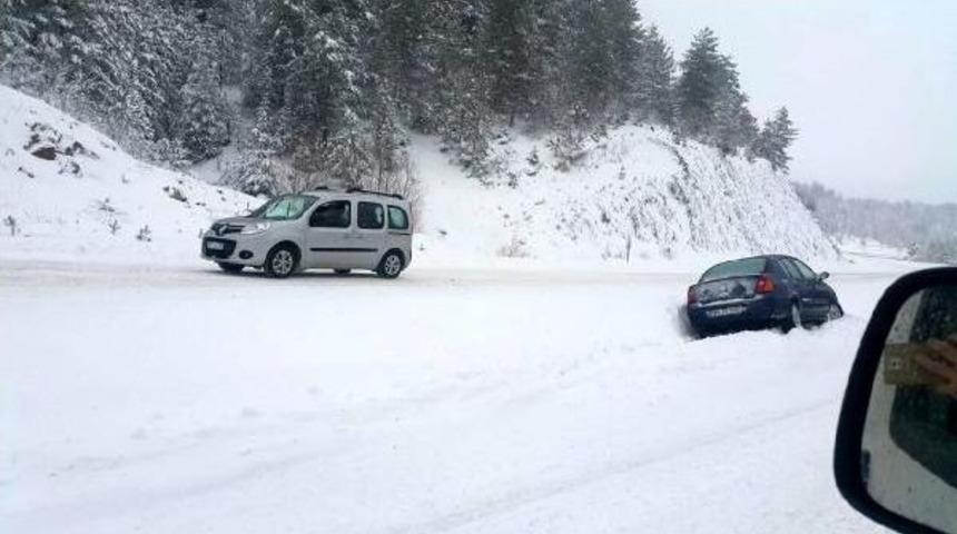Karab&uuml;k'te Kar Ulaşımı Aksattı