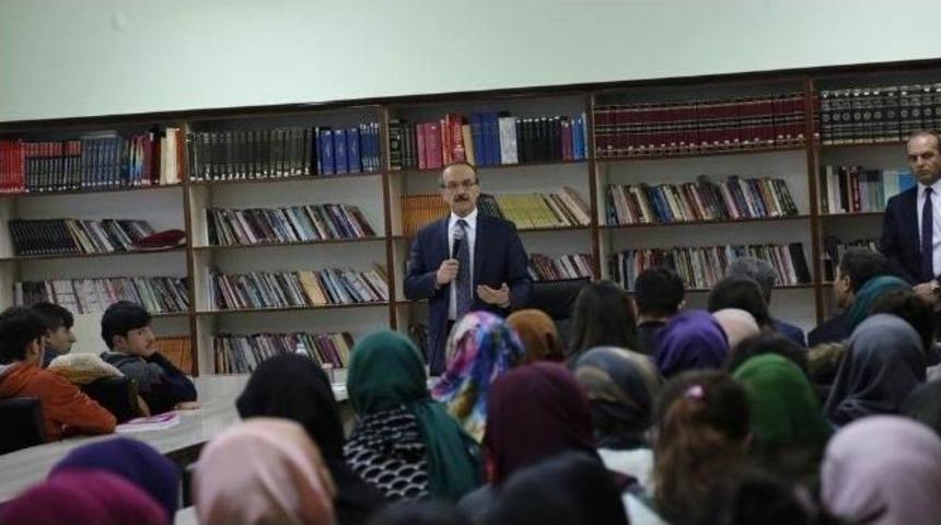 Vali Yavuz, &Ouml;ğrencilerle Buluştu