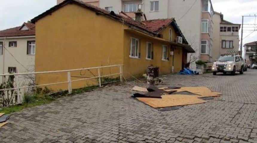 Pansiyonun &Ccedil;atısı U&ccedil;tu, 38 Lise &Ouml;ğrencisi Tahliye Edildi (2)