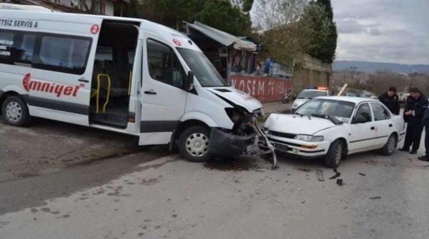 Servis Minib&uuml;s&uuml; Otomobille &Ccedil;arpıştı: 1 Yaralı