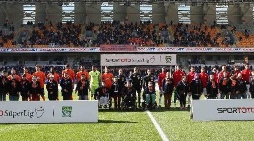 Bağcılarlı&nbsp;engelliler, Yıldız Futbolcularla&nbsp;serenomiye&nbsp;&ccedil;ıktı