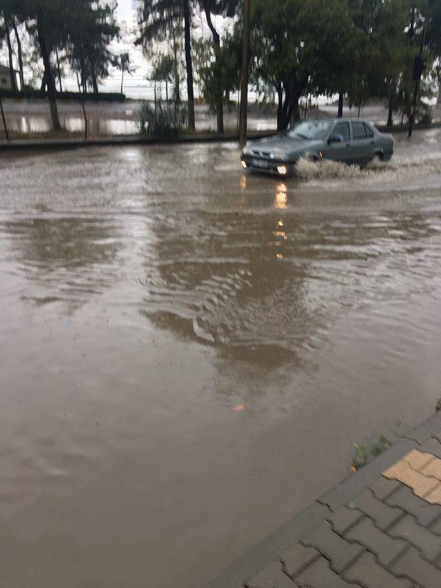 Bursa'da sağanak; yollar göle döndü