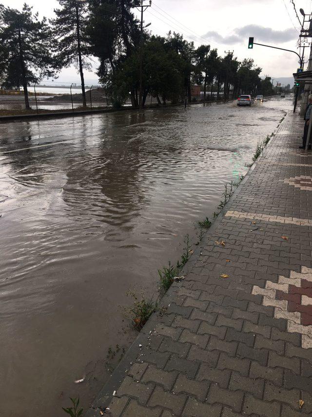 Bursa'da sağanak; yollar göle döndü