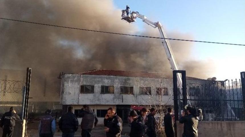 Tuzla&rsquo;da S&uuml;nger Fabrikasında Yangın &Ccedil;ıktı