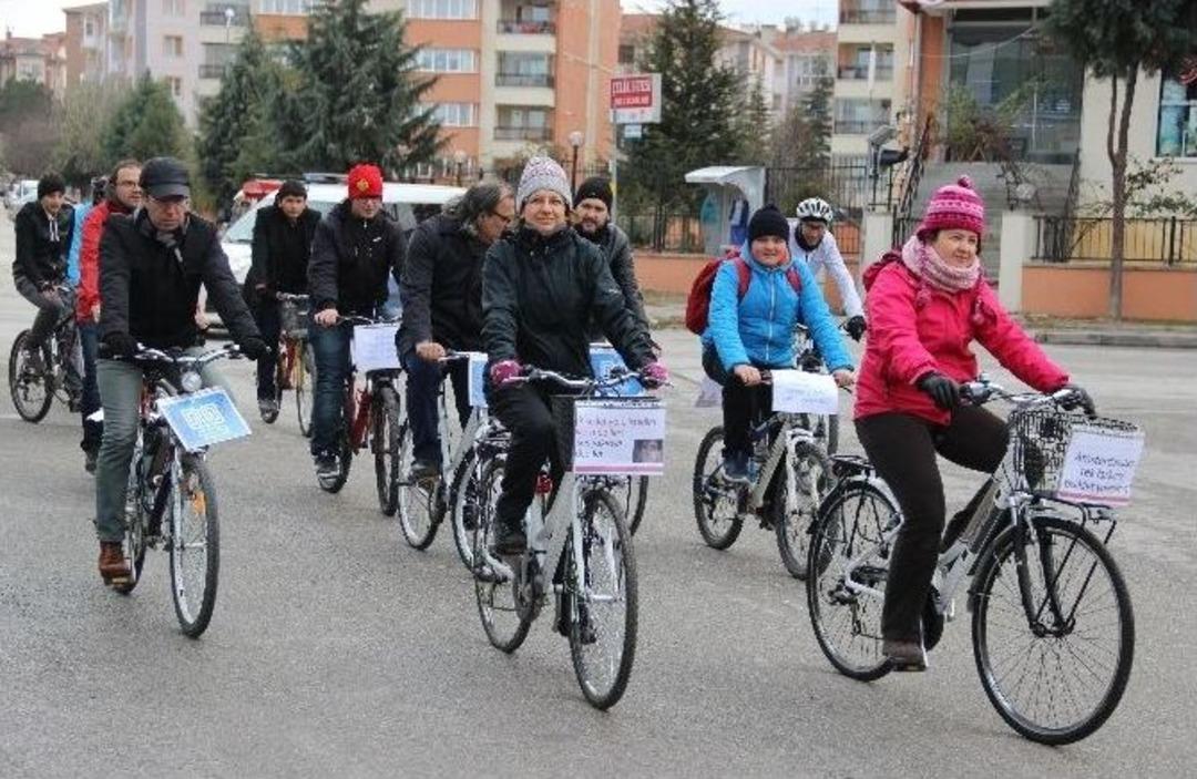 Bisiklet Yolu İ&ccedil;in G&ouml;rme Engellilerle Birlikte Pedalladılar