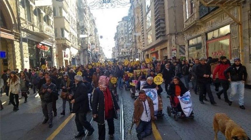İstiklal Caddesi&rsquo;nde "d&uuml;nya Engelliler G&uuml;n&uuml;" Y&uuml;r&uuml;y&uuml;ş&uuml;