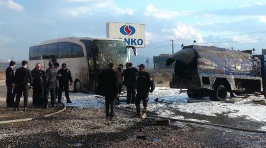 Varillerden Sızan Akaryakıt Alev Aldı; 3 Ara&ccedil; Zarar G&ouml;rd&uuml;
